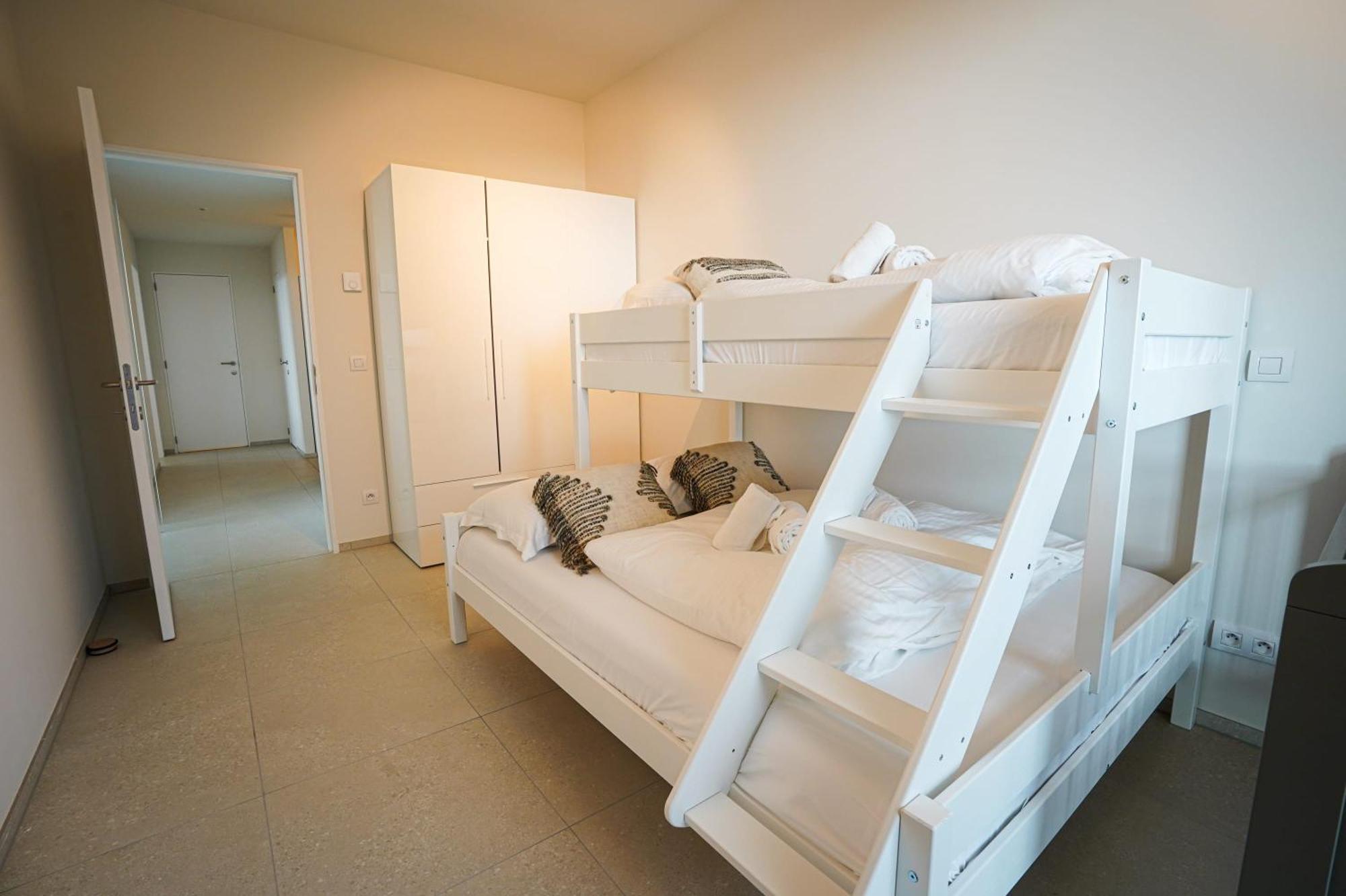 Huswell - Beautiful Apartment With Communal Pool And Gym Остенде Экстерьер фото