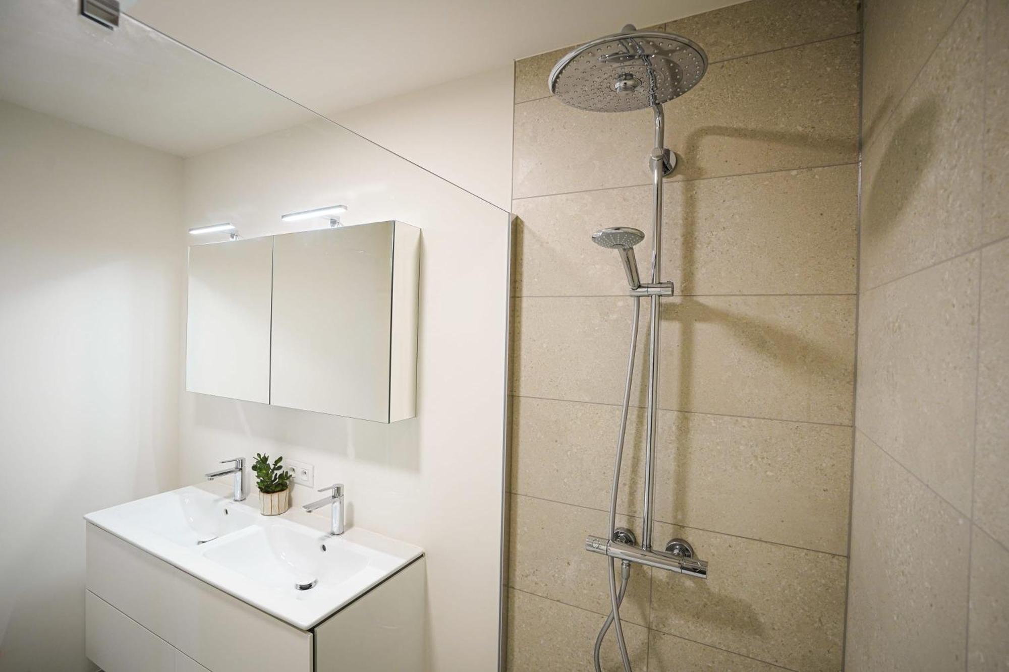 Huswell - Beautiful Apartment With Communal Pool And Gym Остенде Экстерьер фото